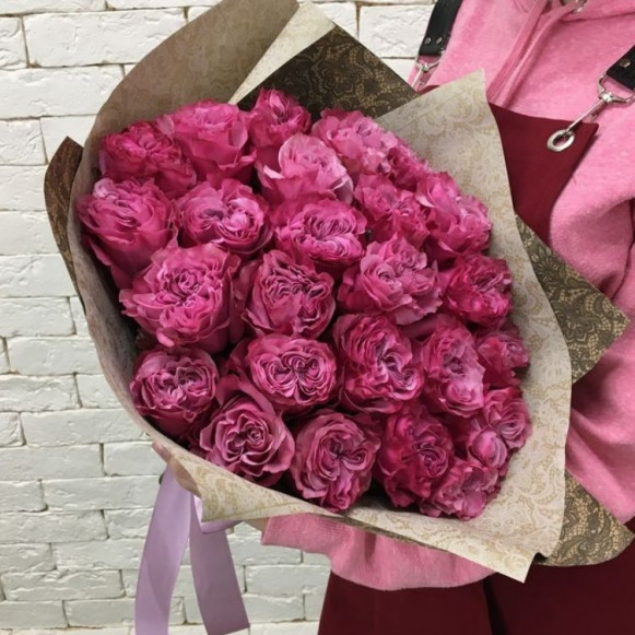 25 розовых пионовидных одноголовых роз в крафте