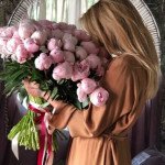 101 розовый пион с лентами