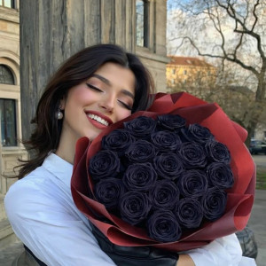 19 черных роз в красной упаковке